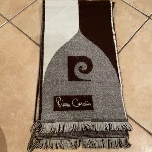 Vintage Pierre Cardin scarf 🧣